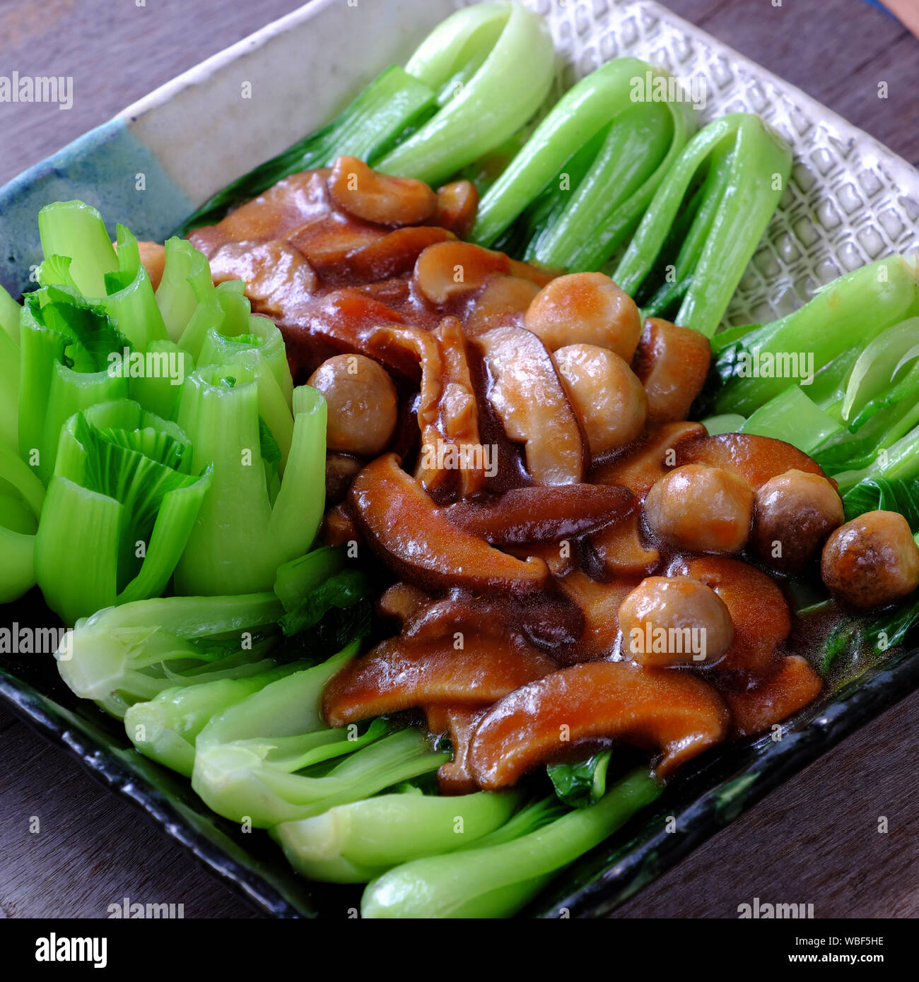 Vue supérieure simple repas pour les végétaliens, bok choy vert frais avec sauce aux champignons, une nourriture saine à base de légumes, un plat végétarien que bon pour la santé Banque D'Images