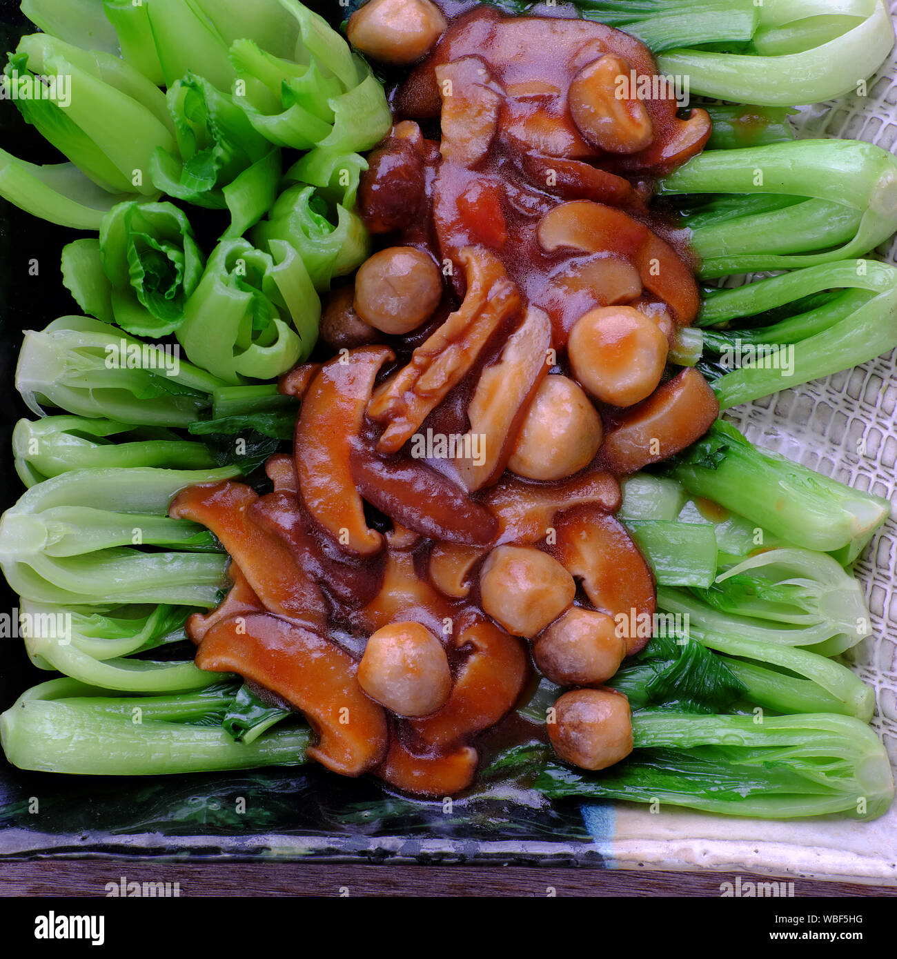 Vue supérieure simple repas pour les végétaliens, bok choy vert frais avec sauce aux champignons, une nourriture saine à base de légumes, un plat végétarien que bon pour la santé Banque D'Images
