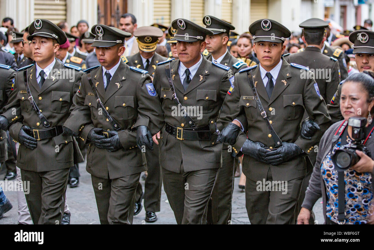 Cuenca, Équateur - 24 décembre 2015 - des officiers de l'Armée équatorienne marche bras dessus, bras dessous création de parade de premier blocus Banque D'Images