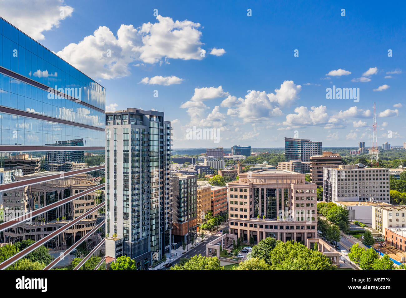 Vue aérienne Midtown Atlanta avec réflexion dans le bâtiment Banque D'Images