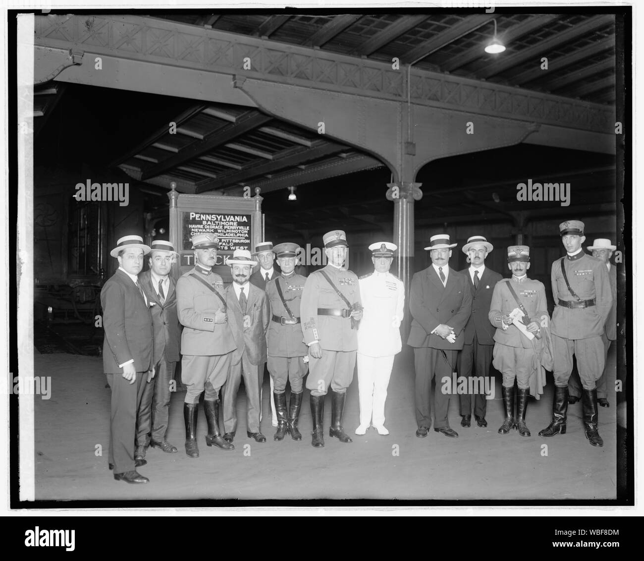 Général Pietro Badoglio et groupe, 7/13/21 Abstract/moyenne : 1 négatif : vitrage ; 8 x 10 in. ou moins Banque D'Images