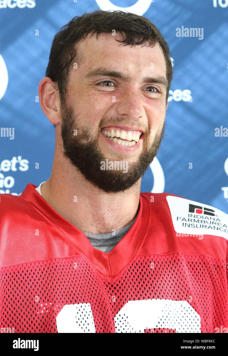 (NOTE DU RÉDACTEUR : Il s'agit d'un fichier photo) Indianapolis Colts Quarterback Andrew Luck a annoncé sa retraite à la veille de la nouvelle saison de la NFL. Il a joué dans les poulain match pré-saison contre les ours de Chicago, samedi. L'annonce a été un énorme choc non seulement pour les Colts mais à l'ensemble de la communauté de la NFL. La chance a été le choix numéro un en 2012 Projet de la saison dernière et a terminé deuxième dans la NFL pour les passes décisives que les Colts ont atteint les play-offs. Il était considéré comme l'un des joueurs d'élite à sa position, mais a été blessé au cours des deux dernières années - sur la photo sur Septem Banque D'Images