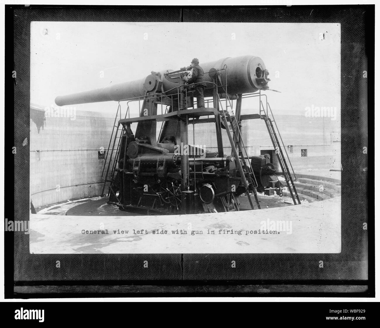 Vue générale côté gauche avec arme en position de tir Abstract/medium : Harris & Ewing photograph collection Banque D'Images