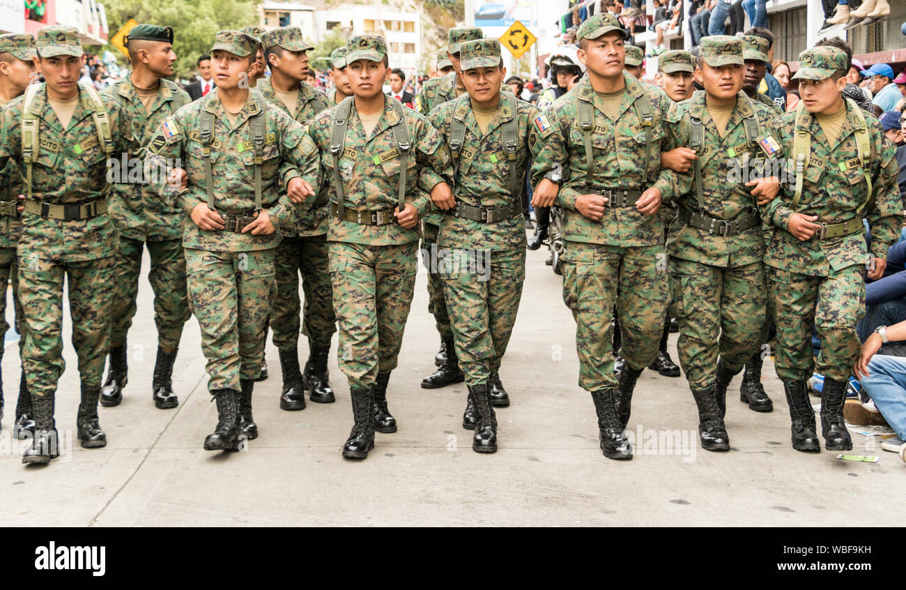 Ambato, ÉQUATEUR - Dec 15, 2015 Les soldats de l'armée - route dégagée par la marche dans les bras de l'avant du défilé de carnaval Banque D'Images