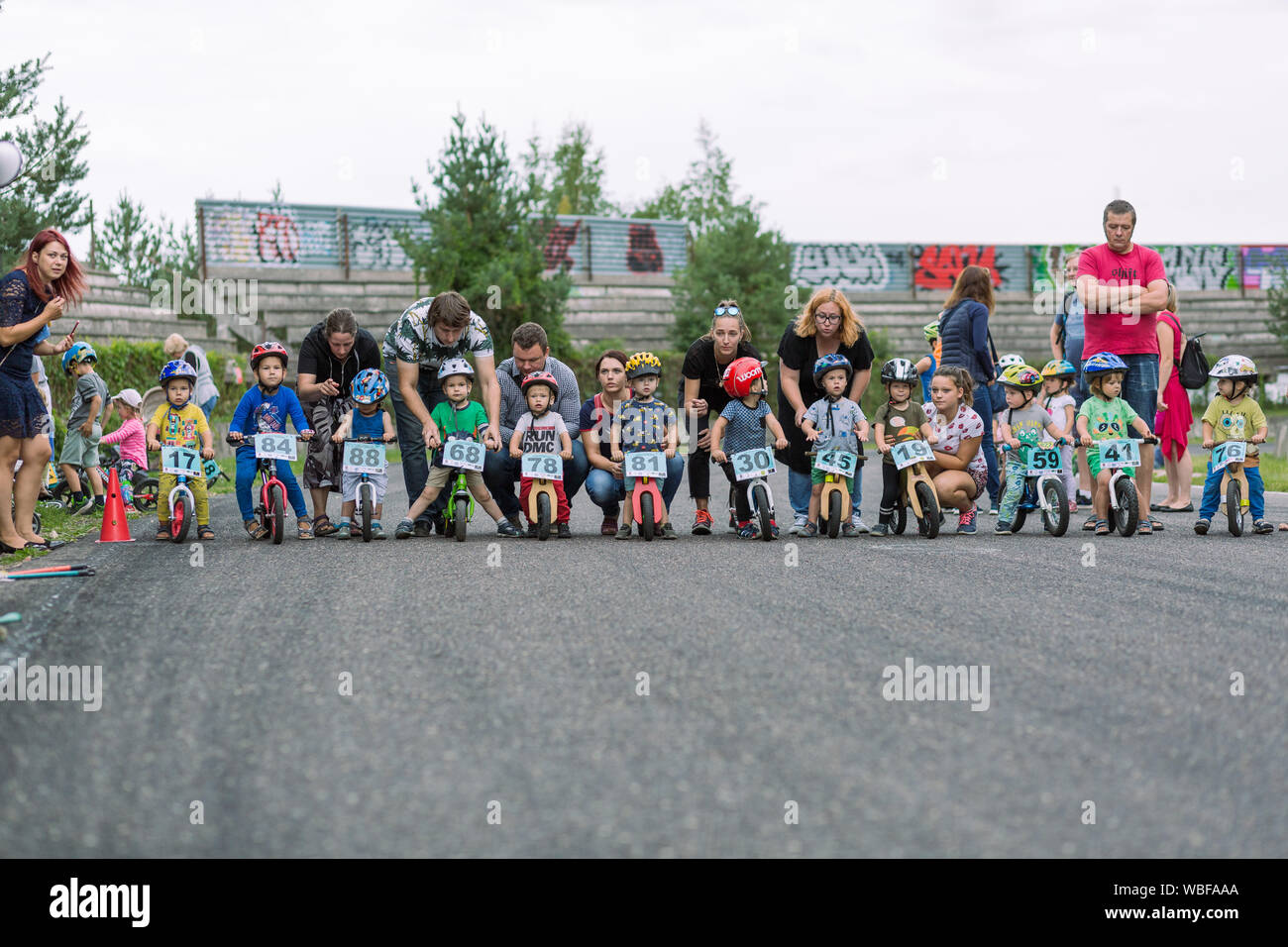 Riga, république de Lettonie. Les tout-petits train et faire du vélo. Mini-cours de conduite pour les enfants. Vue sur la ville urbaine. 19 août 2019 Banque D'Images