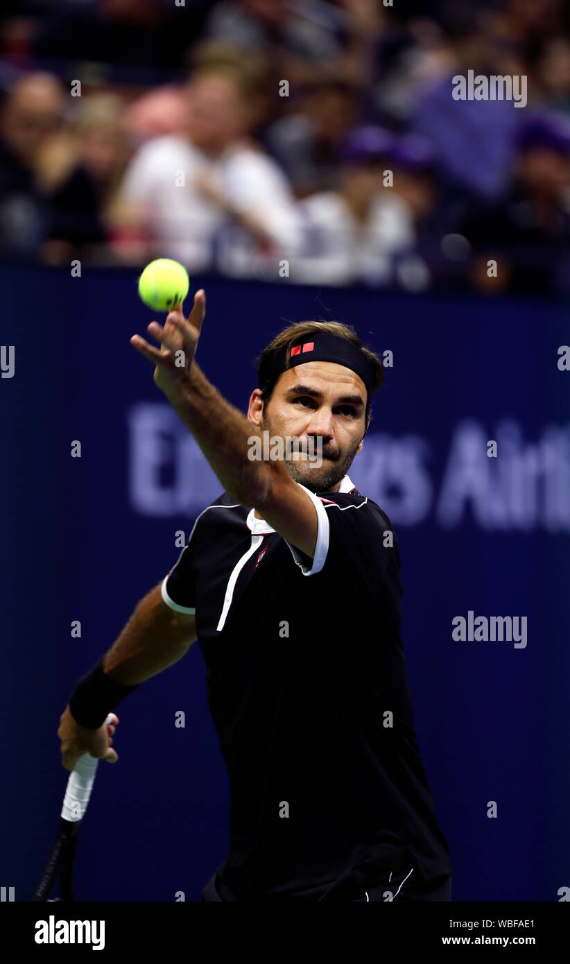 Flushing Meadows, New York, United States - 26 août, 2019. Roger Federer, doté d'une croissance de quatre jours de barbe, lors de son premier match contre Sumit Nagal de l'Inde à la première soirée de jouer à l'US Open à Flushing Meadows, New York. Federer a remporté le match en quatre sets. Crédit : Adam Stoltman/Alamy Live News Banque D'Images