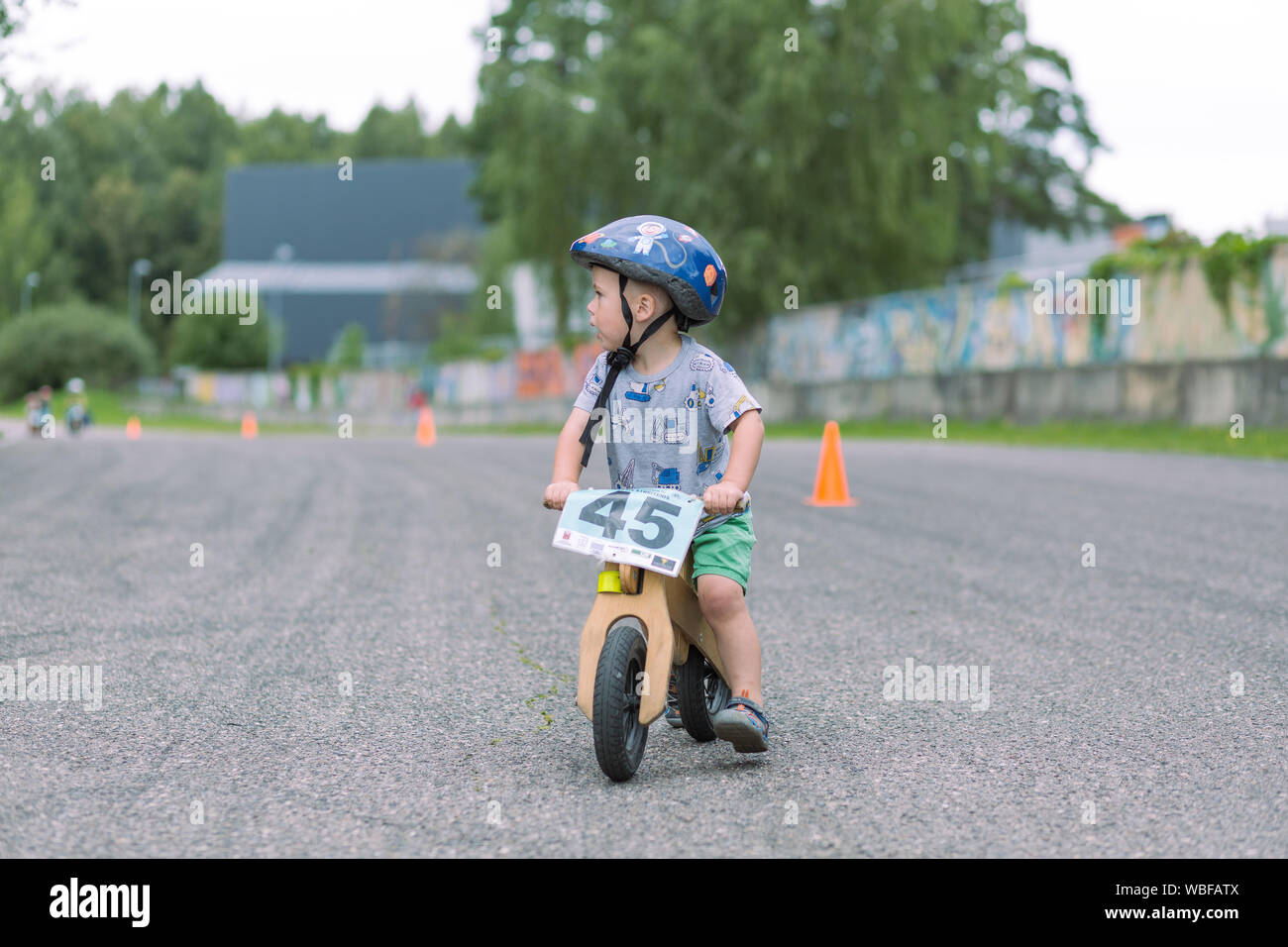 Riga, république de Lettonie. Les tout-petits train et faire du vélo. Mini-cours de conduite pour les enfants. Vue sur la ville urbaine. 19 août 2019 Banque D'Images