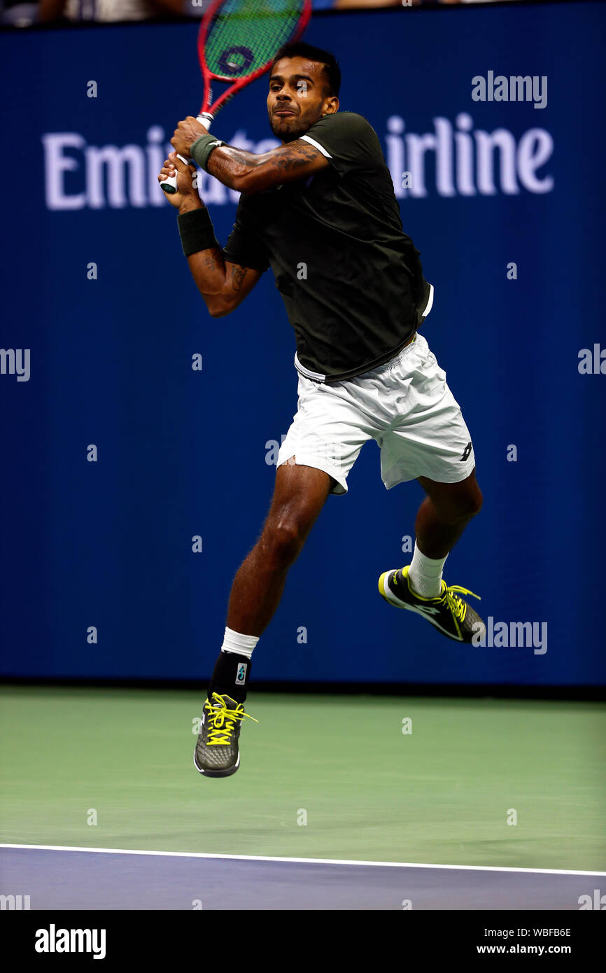 Flushing Meadows, New York, United States - 26 août, 2019. Nagal sommet de l'Inde au cours de son premier match contre Roger Federer lors de la première soirée de jouer à l'US Open à Flushing Meadows, New York. Nadal Federer poussé à quatre ensembles avant de succomber. Crédit : Adam Stoltman/Alamy Live News Banque D'Images