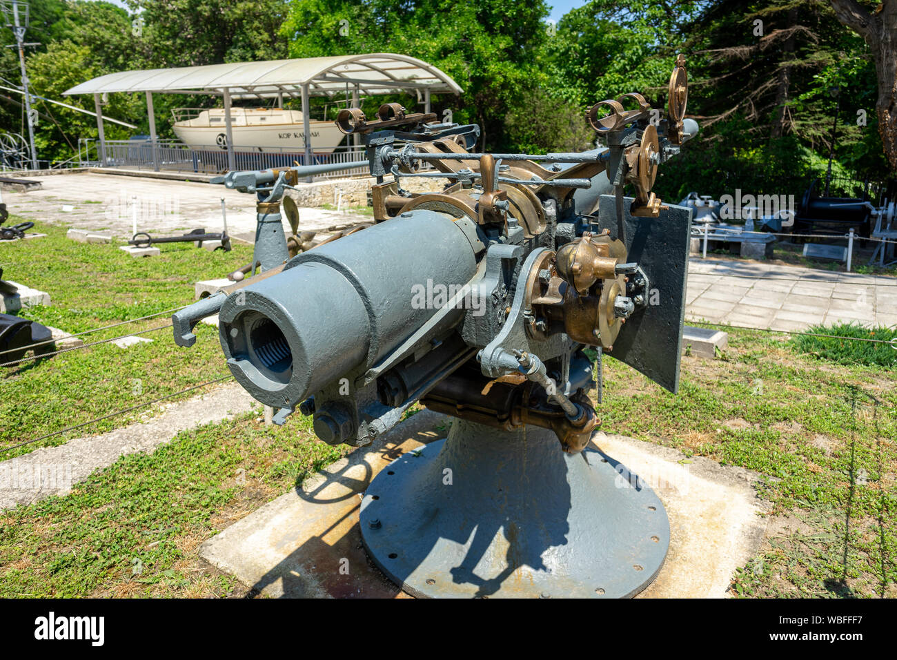 VARNA, BULGARIE - 26 juin 2019 : Musée Naval. 75 mm canon arrière, modèle 'Canet' à partir de la Fédération de destroyer 'Lieutenant Pushtchin'. Banque D'Images