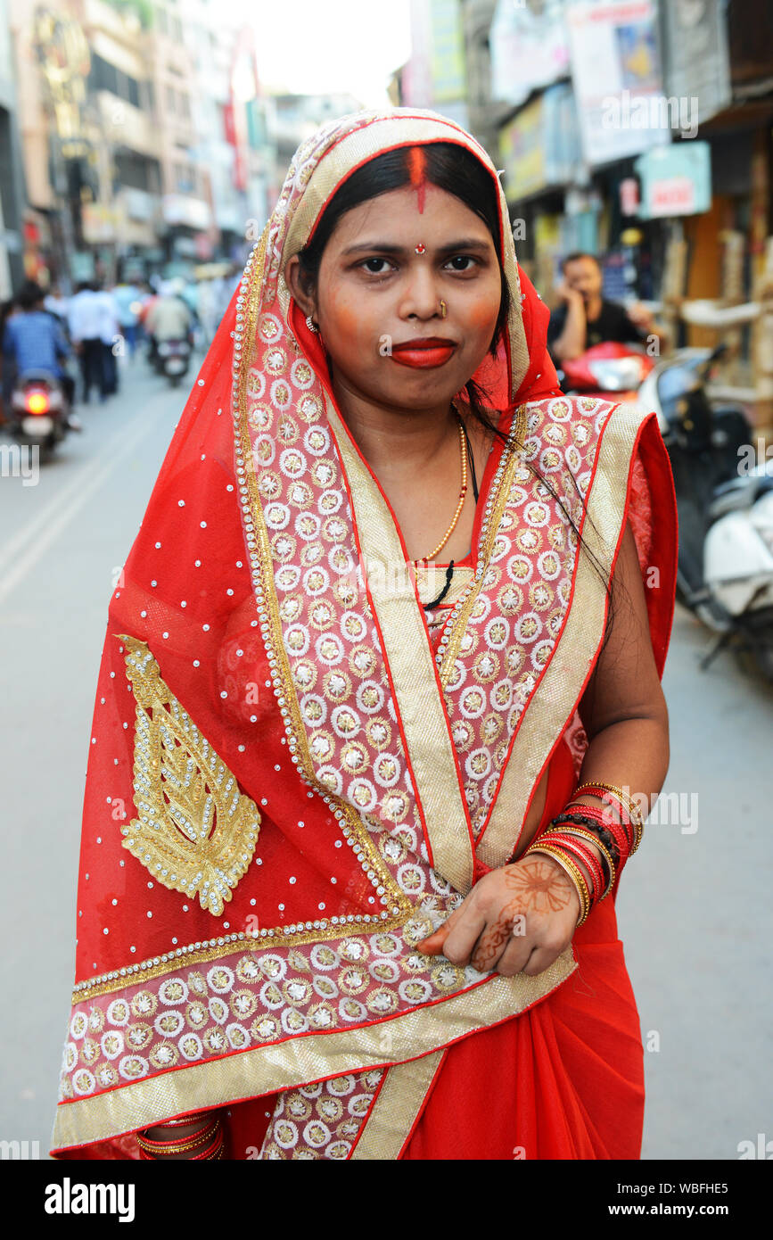 Portrait d'une femme indienne portant un sari colorés traditionnels. Banque D'Images