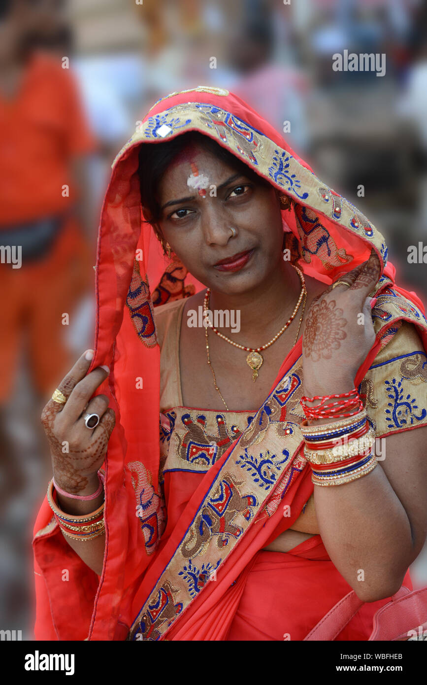 Portrait d'une femme indienne portant un sari colorés traditionnels. Banque D'Images