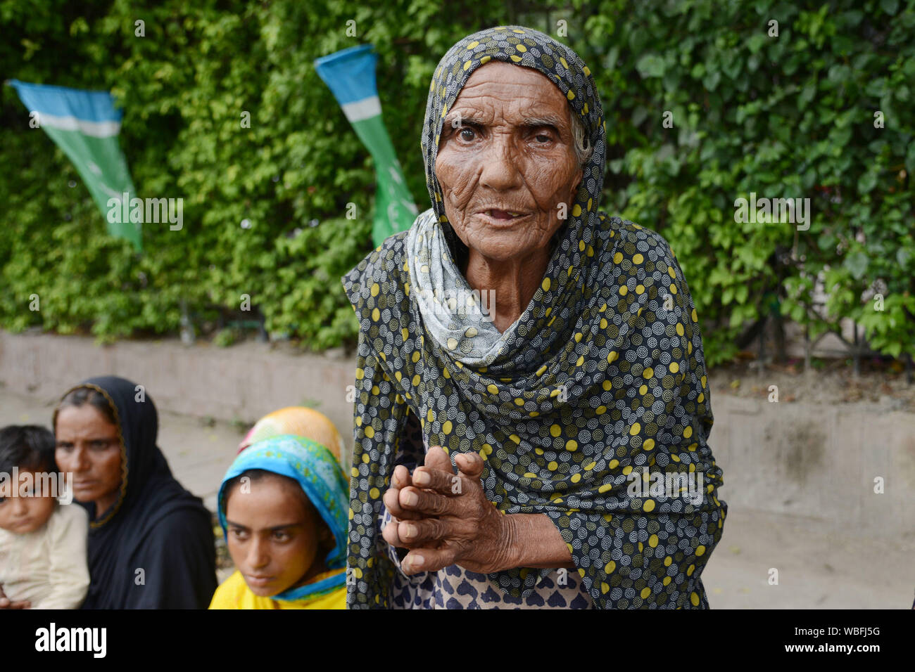 Lahore, Pakistan. Août 26, 2019. Les résidents de pakistanais Pindi Cheikh Moussa Tehsil du district de Faisalabad, Tandlia organiser une protestation contre les membres influents de la Ligue musulmane du Pakistan-N Javed Shah, Firdous Bibi, Isa Shah et d'autres sont impliqués dans le meurtre de Syed Shah Sibtain leur relative à l'extérieur de la presse. (Photo par Rana Sajid Hussain/Pacific Press) Credit : Pacific Press Agency/Alamy Live News Banque D'Images