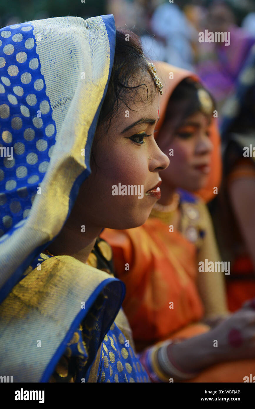 Danseurs indiens portant sari traditionnel avec l'Seedha pallu drapé . Banque D'Images