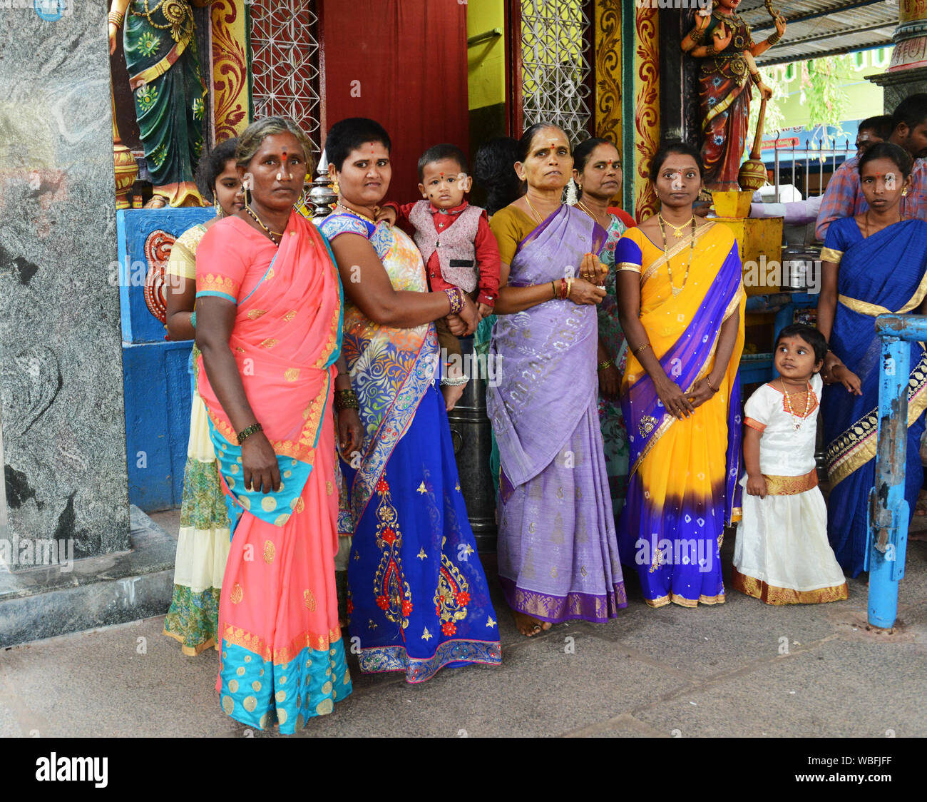 Indian women wearing colorful ailleurs au Sri Tirupati Temple dans Gangamma Kuppam, Inde. Banque D'Images