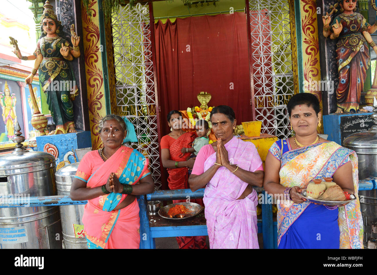 Indian women wearing colorful ailleurs au Sri Tirupati Temple dans Gangamma Kuppam. Banque D'Images