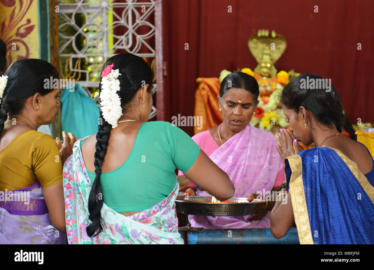 Les femmes indiennes priant au Sri Tirupati Temple dans Gangamma Kuppam, Inde. Banque D'Images