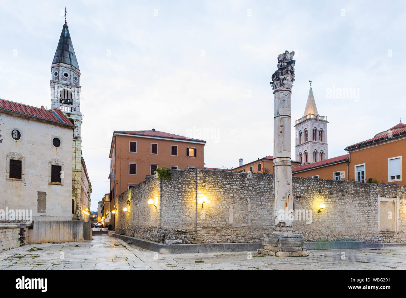 08 mai 2019. Zadar. La Croatie. Pilier de la honte et deux églises Banque D'Images