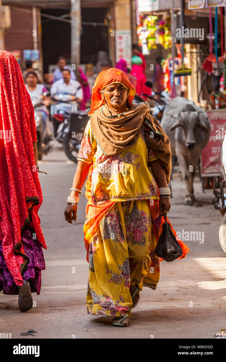 Une femme indienne marchant dans une rue de Jaisalmer, Rajasthan, Inde. Banque D'Images