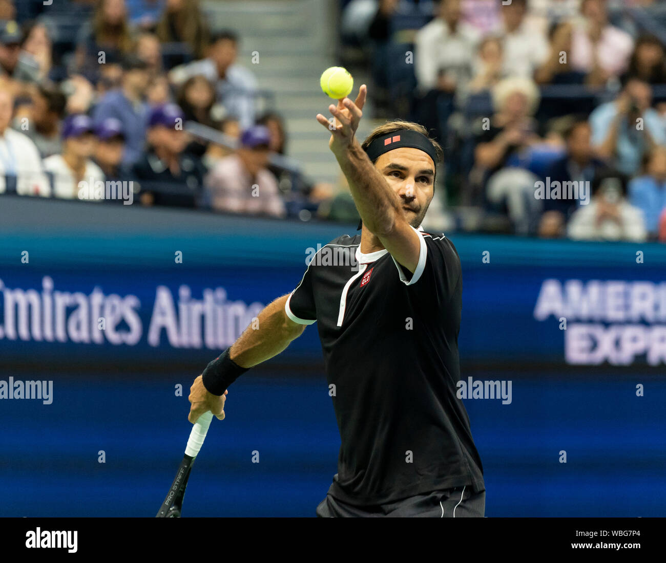 New York, NY - 26 août 2019 : Roger Federer (Suisse) sert à la 1re Ronde d'US Open Tennis Championship contre Sumit Nagal (Inde) à Billie Jean King National Tennis Center Banque D'Images