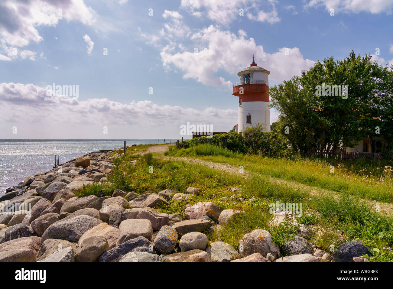 Petit phare avec un sentier et la côte de la mer Baltique sur l'île de Langeland Banque D'Images