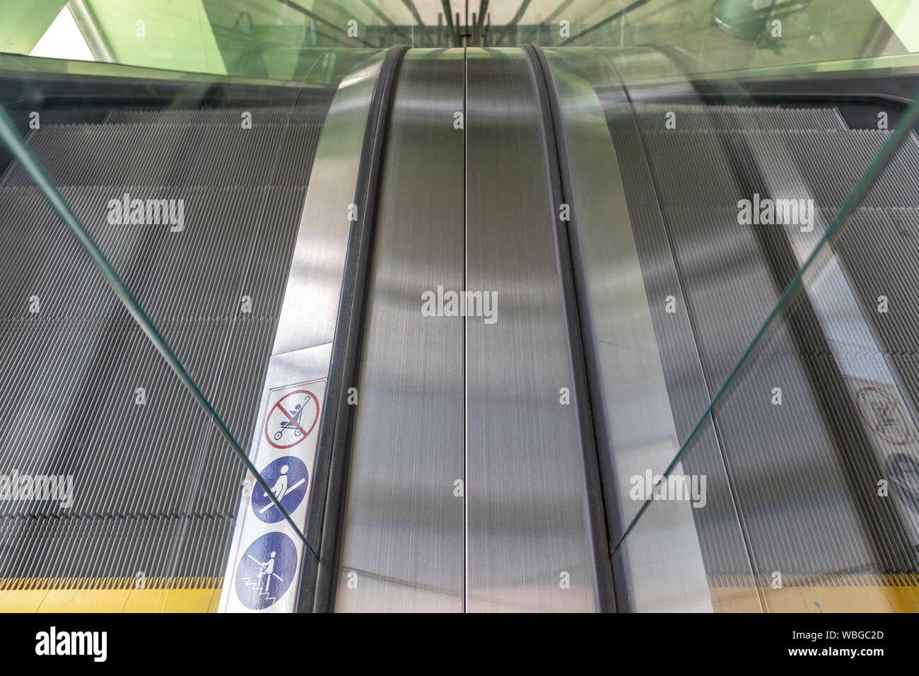 Escaliers mécaniques pour les gens de haut en bas, avec Escalator escalators moderne, symbole Banque D'Images