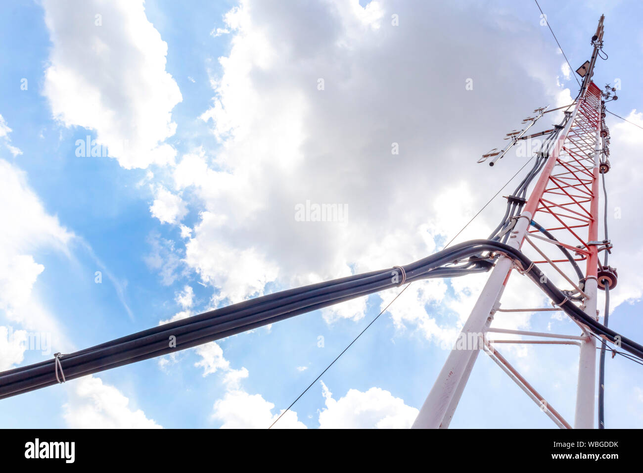 Antennes de télévision sur le toit avec ciel et ciel nuageux fond. copie espace pour le texte. Banque D'Images