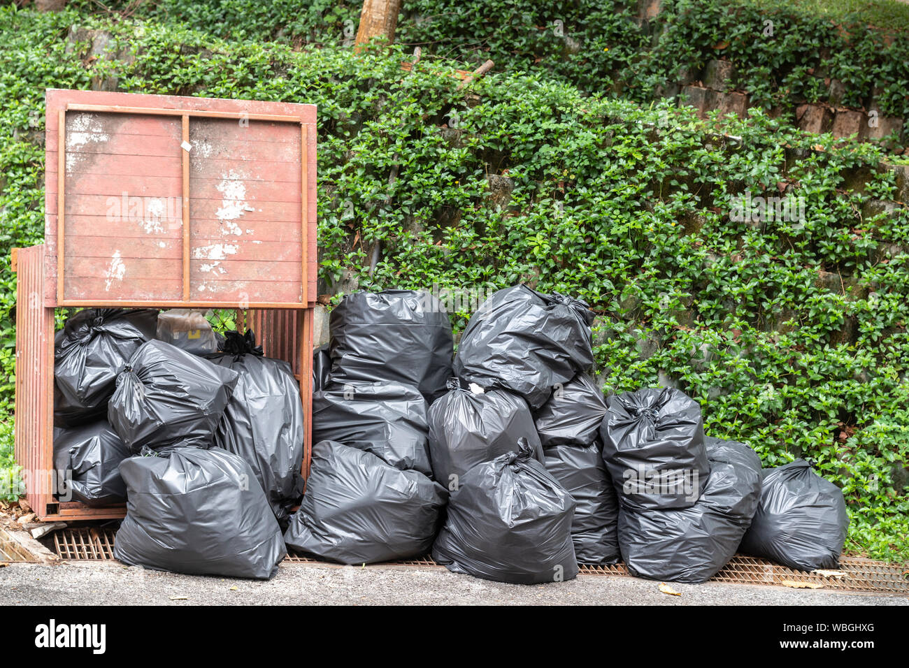 Amas de déchets en noir de grande ville. Pile d'ordures en plastique noir  et de nombreux déchets sac poubelle Photo Stock - Alamy