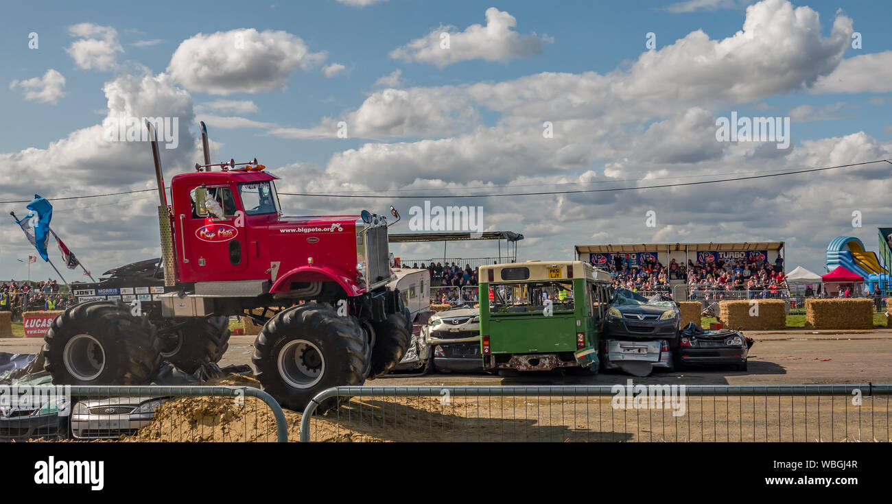 Le grand Pete monster truck écraser une pile de carcasses de voitures, lors d'une manifestation à un monster truck show Banque D'Images