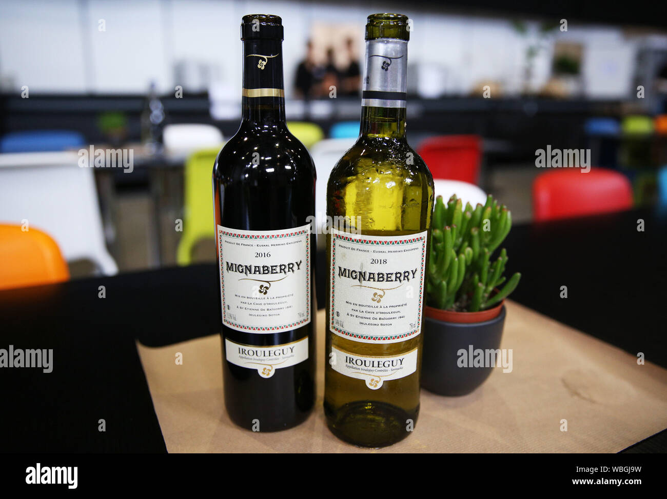 Beijing, Chine. Août 26, 2019. Photo prise le 26 août 2019 montre deux bouteilles de vin français au sommet du G7 sur centre à Biarritz, France. Credit : Gao Jing/Xinhua/Alamy Live News Banque D'Images