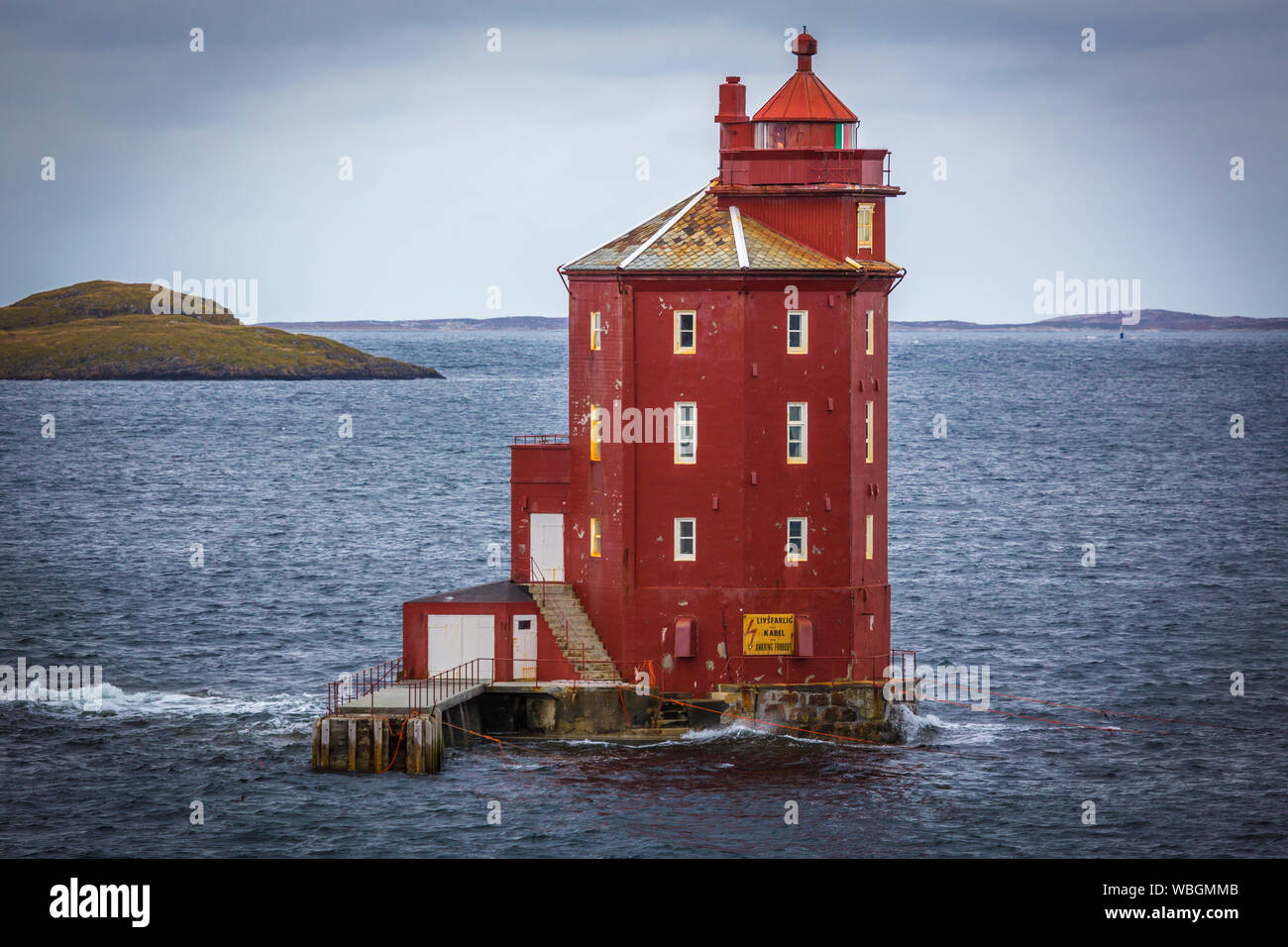 Ancien phare kjeungskjaer ary dans la mer de Norvège Banque D'Images