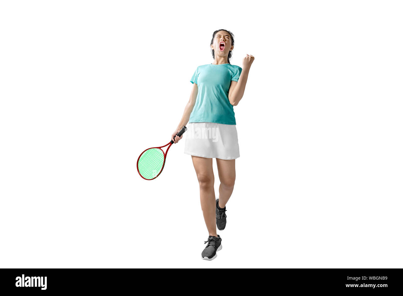 Asian woman holding une raquette de tennis avec une expression heureuse isolé sur fond blanc Banque D'Images