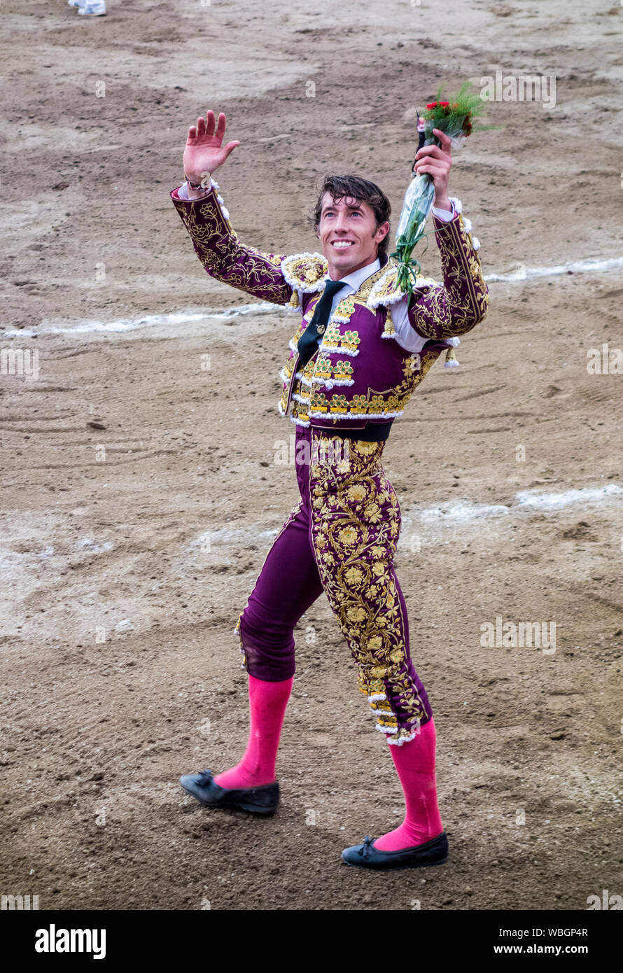 Ambato, ÉQUATEUR - Dec 15, 2015 - Torero prend un arc après avoir remporté sa bataille au cours de Carnaval Banque D'Images