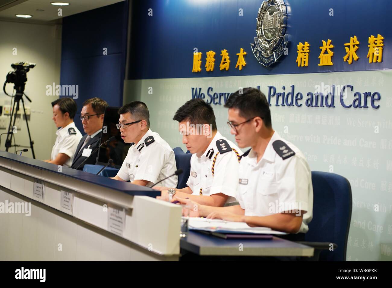 (190827) -- HONG KONG, le 27 août 2019 (Xinhua) -- la police de Hong Kong assister à un point presse dans le sud de la Chine, Hong Kong, le 26 août 2019. La police de Hong Kong a déclaré lundi que 21 policiers ont été blessés au cours des incidents violents au cours du week-end, comme l'intensification de la violence des manifestants radicaux, vandaliser boutiques aléatoirement et violences envers des policiers avec des armes meurtrières. Pendant les incidents de violence le dimanche, 45 hommes et 9 femmes, âgés de 12 à 51 ans, ont été arrêtés pour des infractions y compris l'Assemblée générale, la possession illégale d'arme offensive et violences envers des policiers. Le nombre de manifestants arrêtés le t Banque D'Images