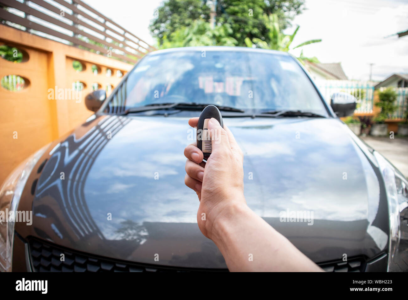 Homme poussant le bouton sur la clé de voiture de la télécommande