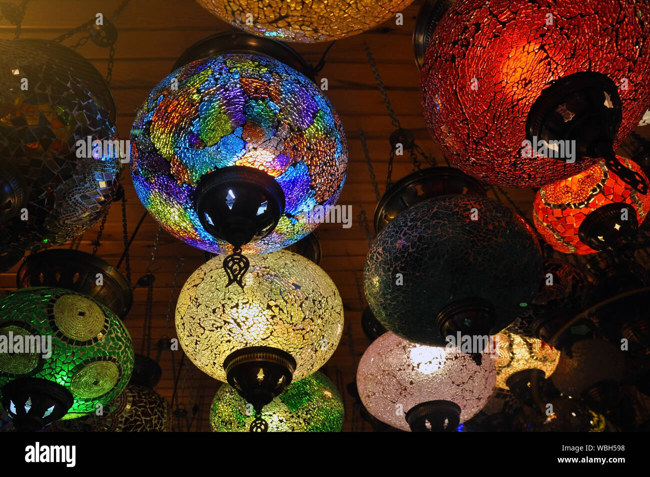 Lampes colorées à la turque Big Bazar. Souvenirs Banque D'Images