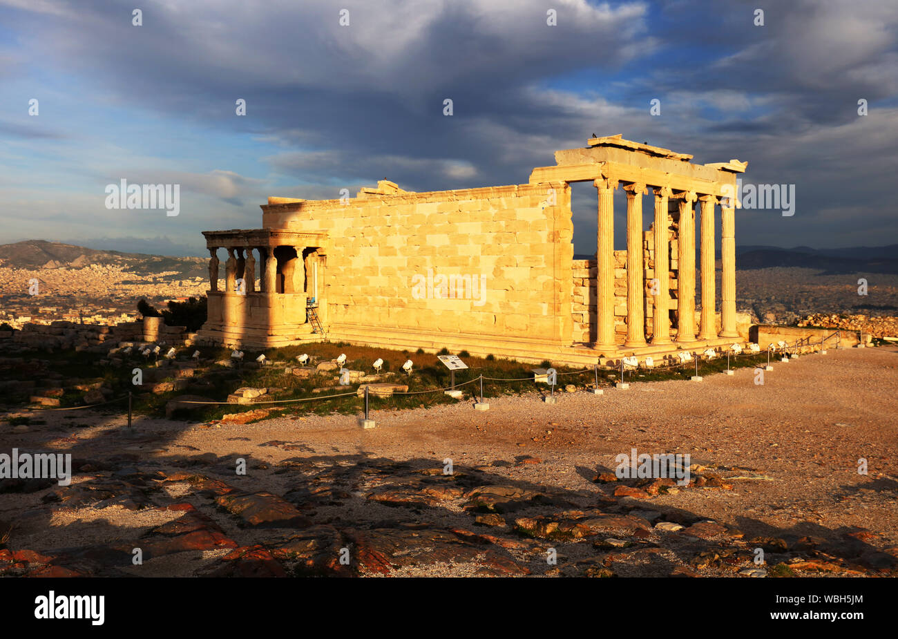 Erechtheion temple à Athènes pendant le lever du soleil. Ruines du temple de l'Erechtheion et du Temple d'Athéna à la colline de l'Acropole en Grèce Banque D'Images