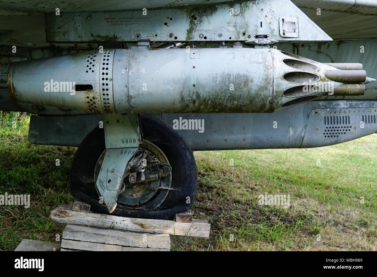 Plans de rototage : lance-roquettes UB-16-57U sur un MIG 21 abandonné Banque D'Images
