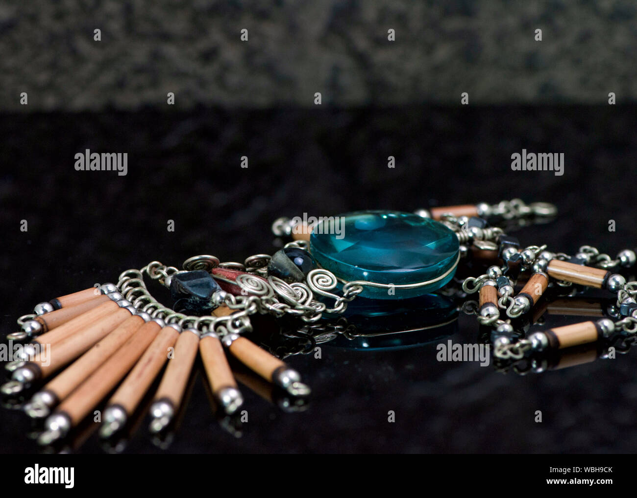 Native American hand-crafted bleu et noir avec collier de pierres et de bois. Banque D'Images