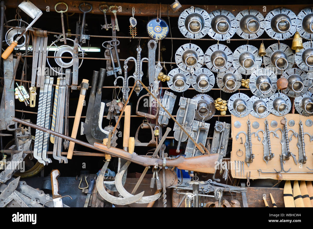 La boîte à outils. D'outils pour garder les clés, clés anneau, marteau, pinces, vis, boulons, fil ,couteaux, hache Banque D'Images