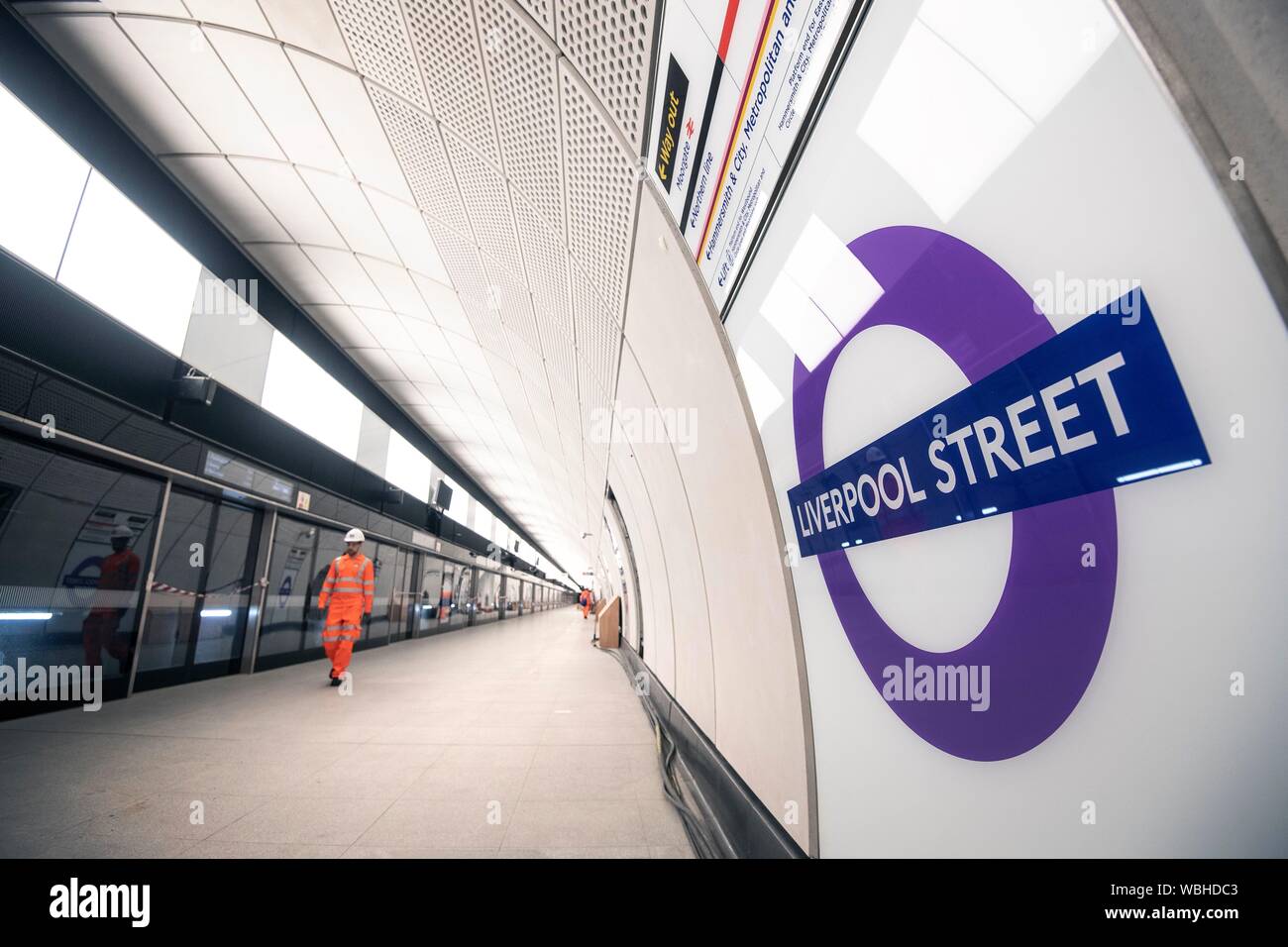 L'une des plates-formes pour la nouvelle Elizabeth Line à la station Liverpool Street à Londres que des derniers développements dans le projet traverse continueront de progresser. Banque D'Images