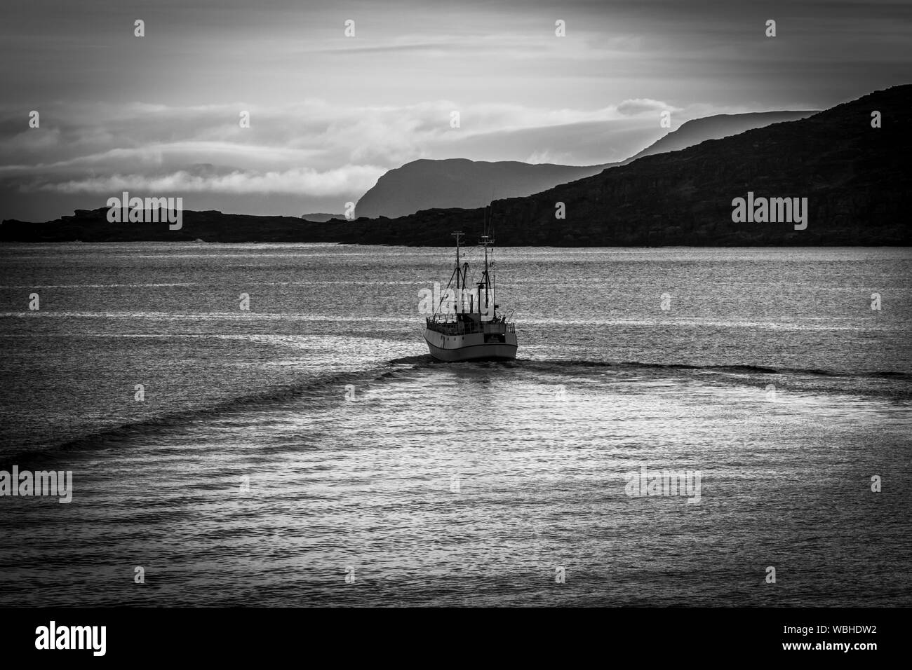 Tourné en noir et blanc d'un navire de pêche à la côte norvégienne Banque D'Images