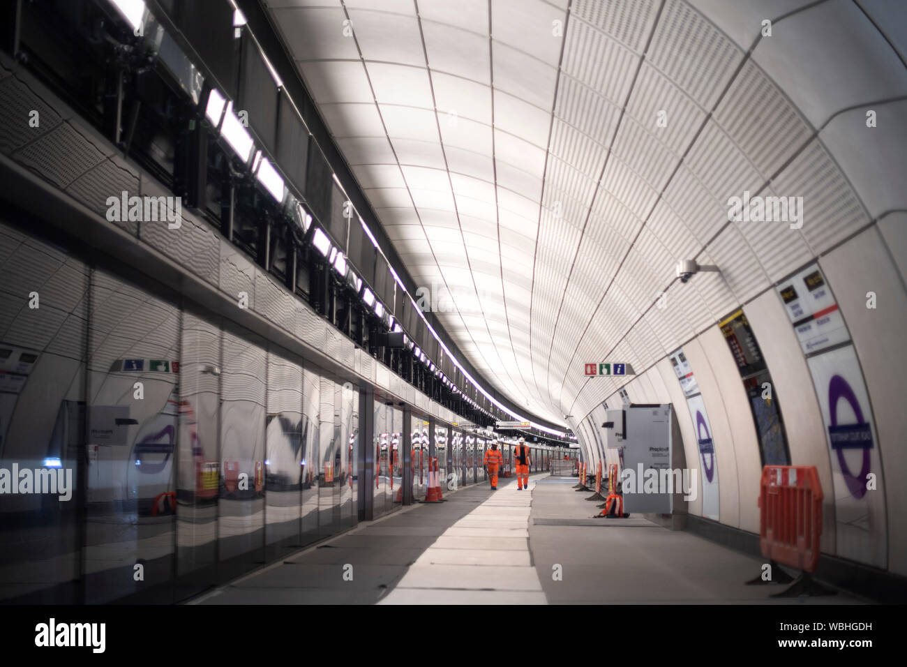 La plate-forme incurvée de la nouvelle Elizabeth Line à la station Tottenham Court Road à Londres comme le projet traverse continue à être développé. Banque D'Images