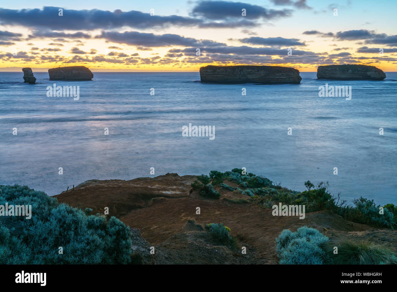Baie des îles après le coucher du soleil à l'heure bleue, Great Ocean Road, Victoria, Australie Banque D'Images