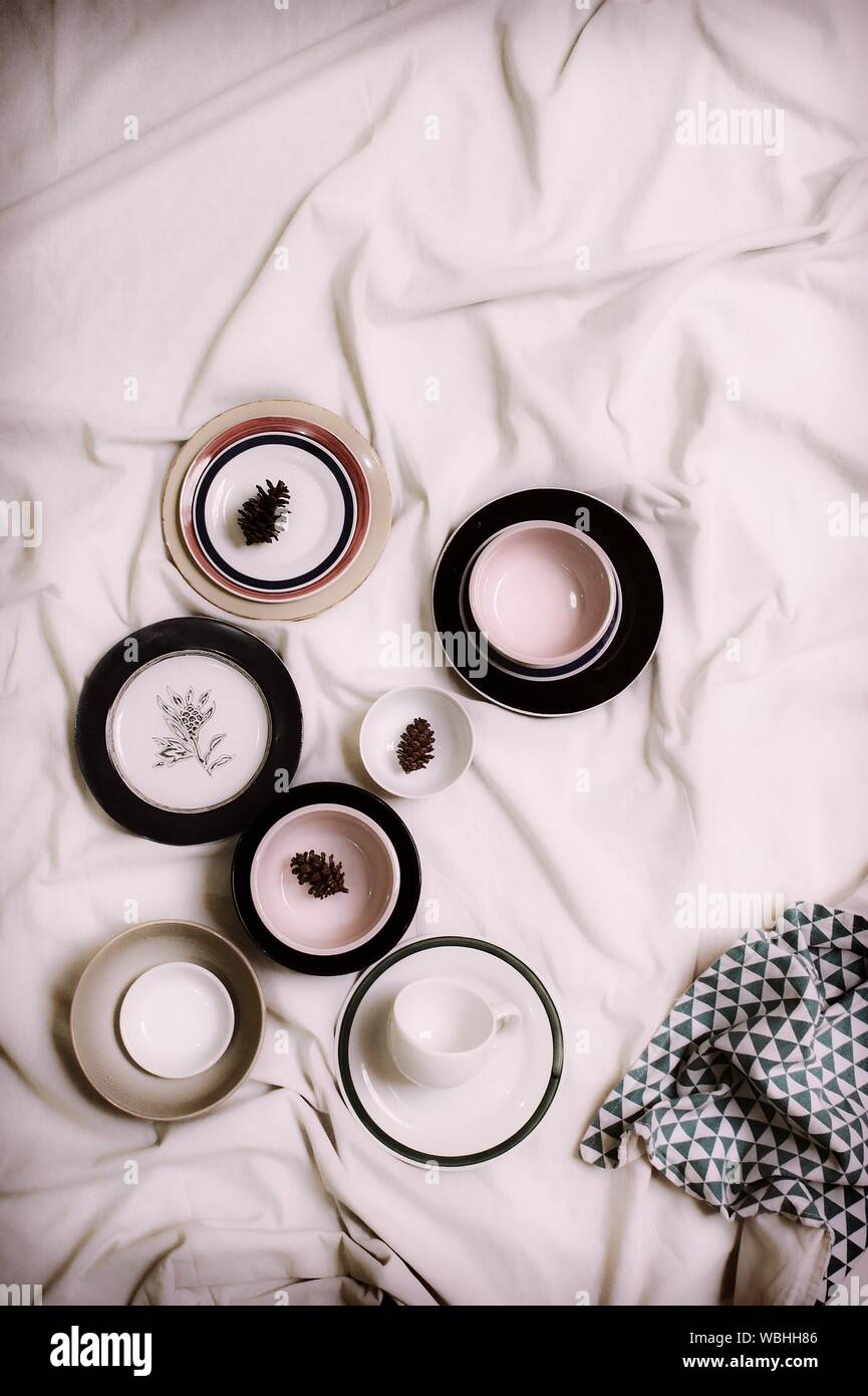 Portrait de bols et tasse sur le lit chez lui Banque D'Images