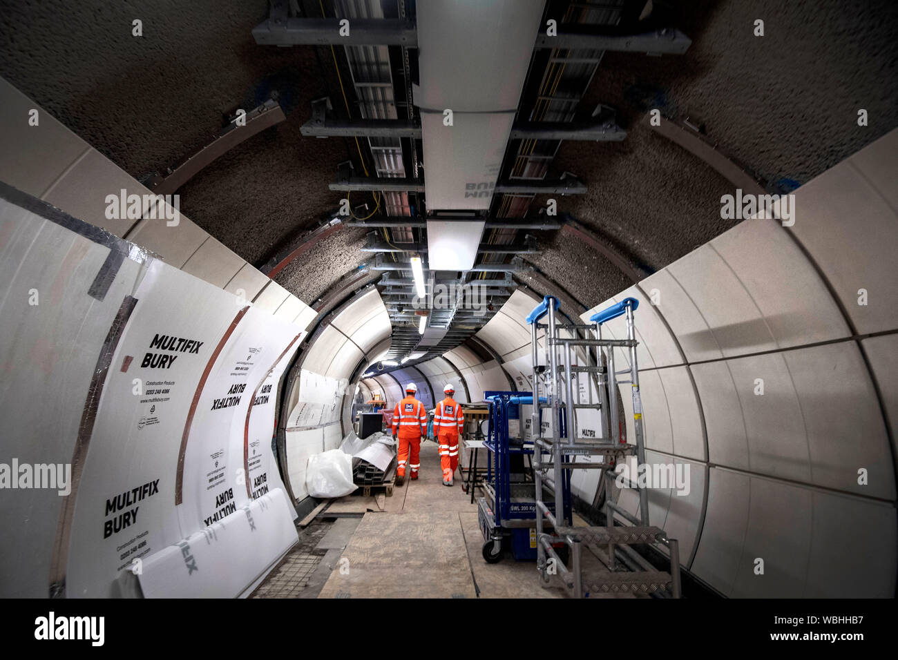 Une passerelle pour la nouvelle ligne Elizabeth à Bond Street, dans le centre de Londres comme les derniers développements dans le projet ferroviaire traverse continuer. Banque D'Images