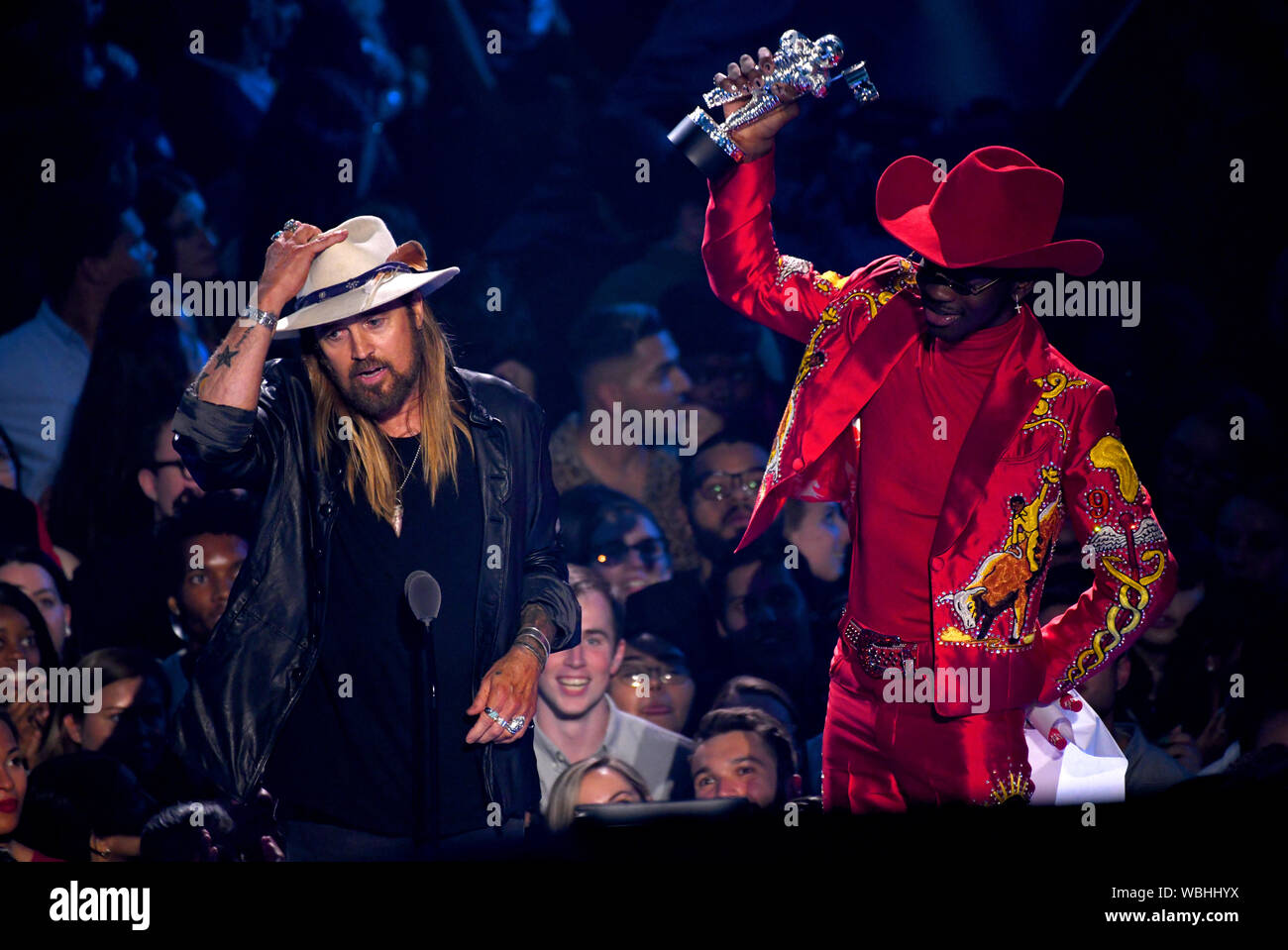 Lil X Nas et Billy Ray Cyrus recueillir le prix de la chanson de l'année sur scène au MTV Video Music Awards 2019 qui a eu lieu au Prudential Center de Newark, New Jersey. Banque D'Images