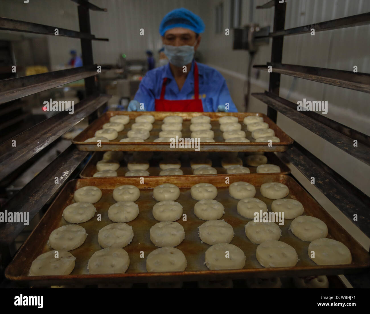 Xuzhou, Jiangsu, Chine. Août 27, 2019. ¯JiangsuÃ Â¼Å'CHINE-travailleurs au vinaigre et sauce Pulou food co., LTD de Huai 'an, province de Jiangsu, l'étape de la production de gâteaux à préparer pour le prochain Mid-Autumn Festival, le 27 août, 2019.su-Pulou mooncakes style, connu sous le nom de ''Chinese-Lao Tseu'', sont fait à la main et hérités d'anciennes méthodes. Ils sont ''crisp, parfumée, croquante et sucrée''.Tous les jours faire des travailleurs, de sésame noir 5 noyau, le sel et le poivre, la pâte de haricots, de poire et de jujube autres remplissage différents gâteaux de lune plus de 8000 Jin, afin d'assurer l'alimentation de la Mi-Automne marché. (Credi Banque D'Images