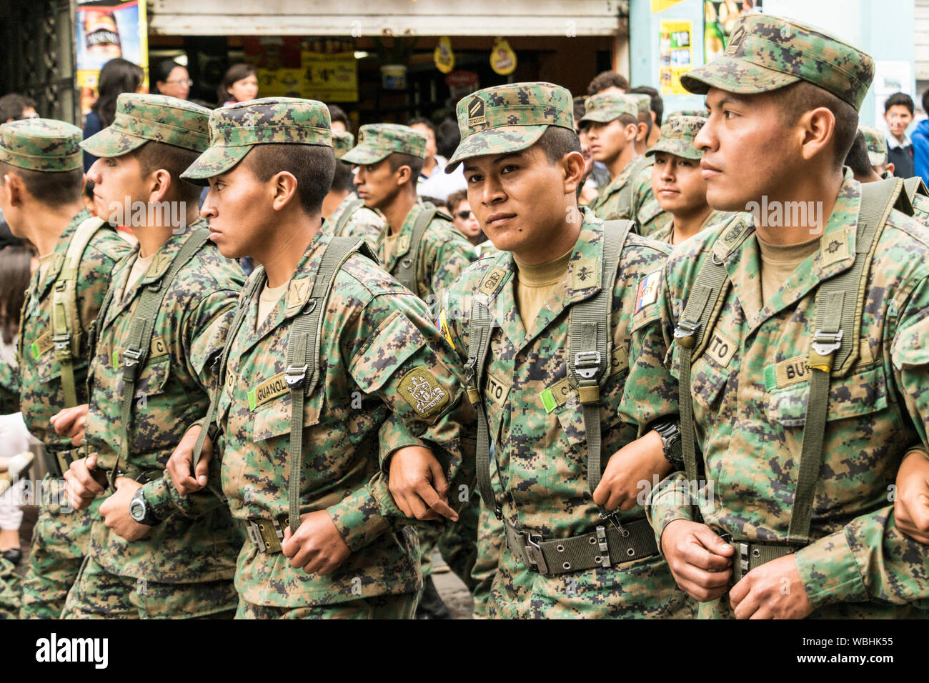 Ambato, ÉQUATEUR - Dec 15, 2015 Les soldats de l'armée - route dégagée par la marche dans les bras de l'avant du défilé de carnaval Banque D'Images