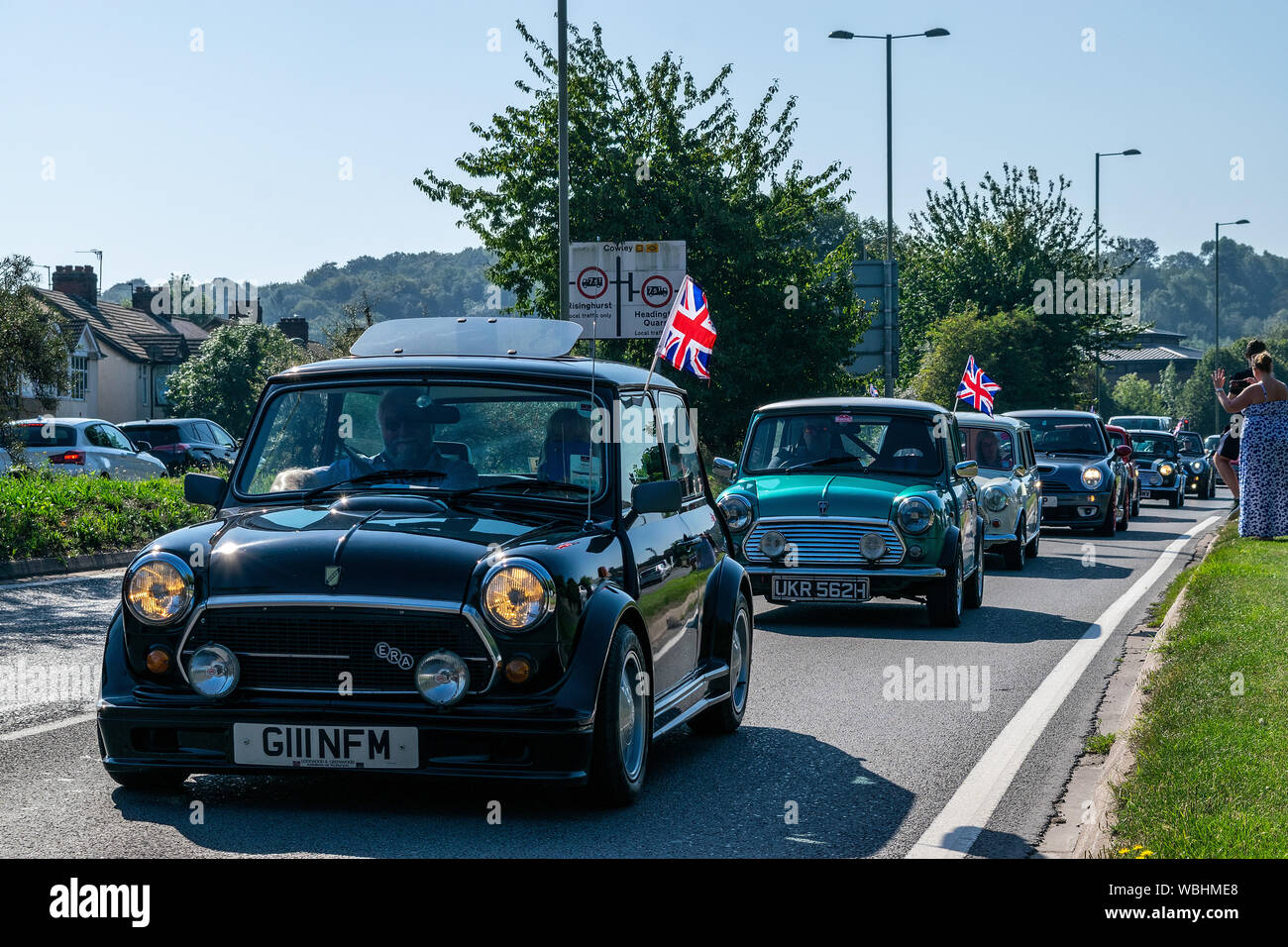 Le Mini Cavalcade de 60 voitures, célébrant les 60 ans de la fabrication de la Mini dans toutes ses différentes formes comme ils ont voyagé autour de Oxford Banque D'Images