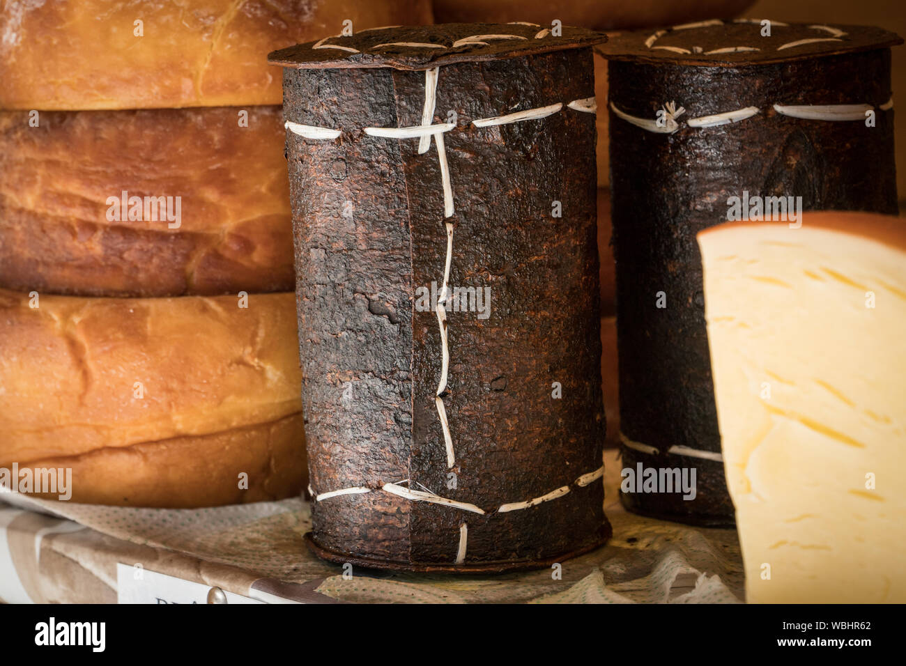 Fromage traditionnel roumain Brânză de burduf dans l'écorce des arbres Banque D'Images